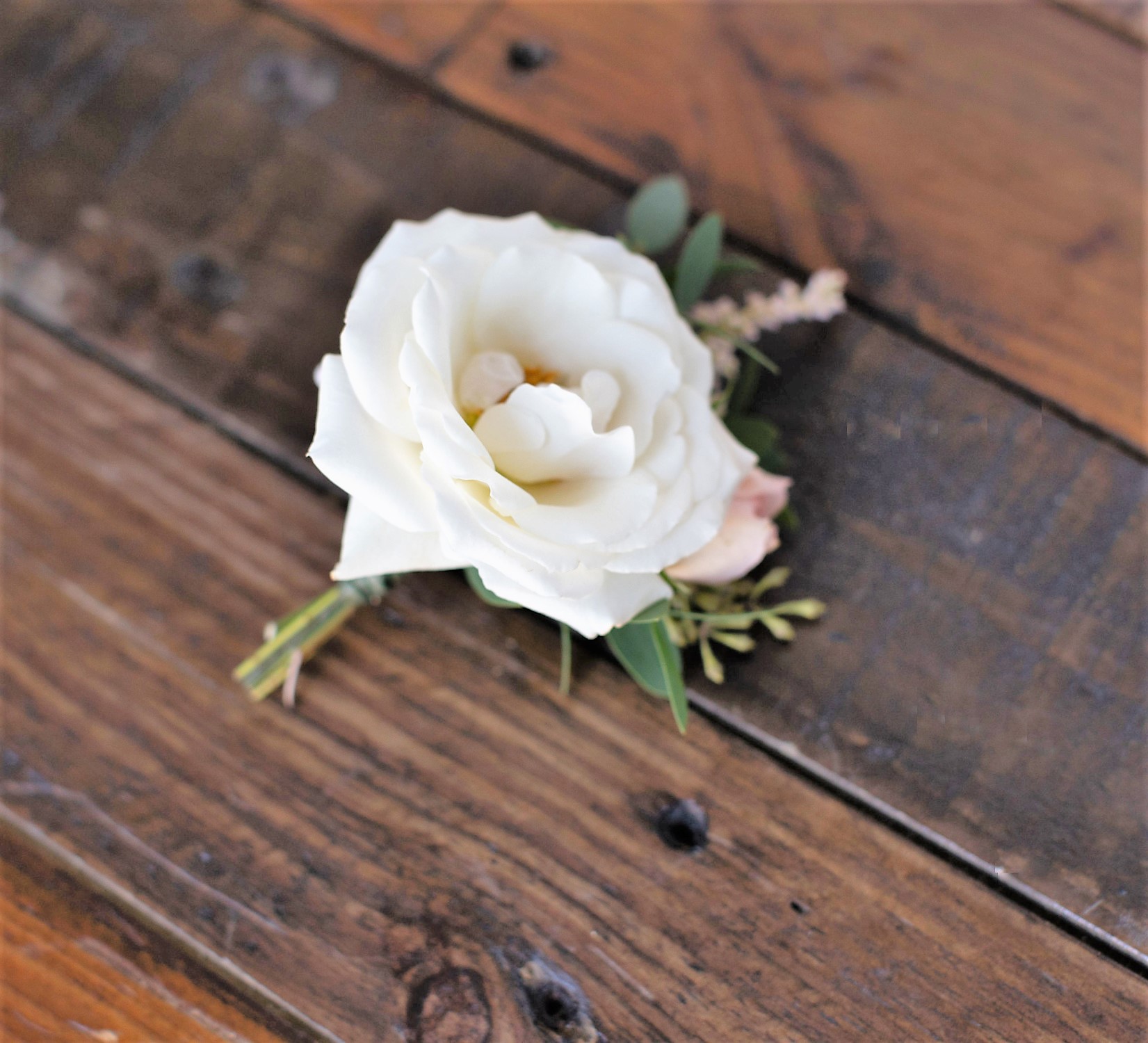 Sweet Chic Boutonniere